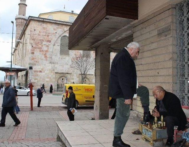 (özel Haber) 58 Yıldır Aynı Yerde Ayakkabı Boyuyor