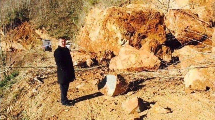 Çatalpınar’da Heyelan Yol Kapattı