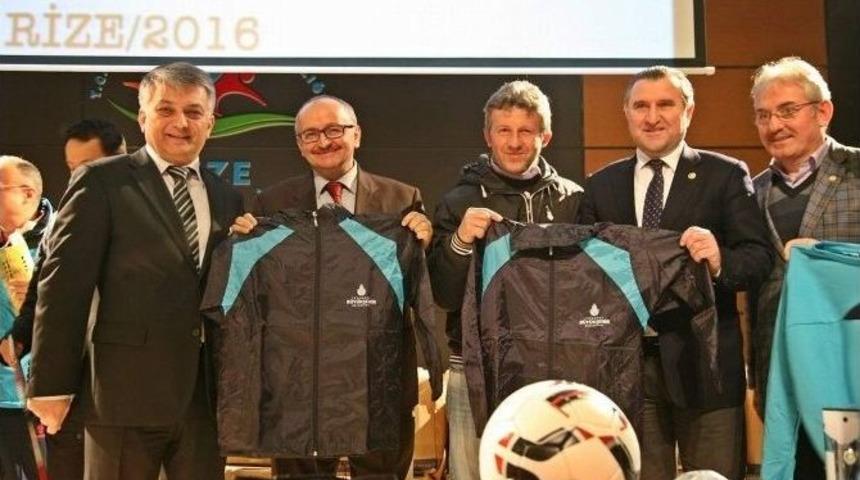 Rize&rsquo;de Spor Kul&uuml;plerine Ve Okullara Spor Malzemesi Desteği