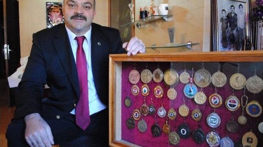 (&ouml;zel Haber) Şampiyon G&uuml;reş&ccedil;i Mahmut Demir&rsquo;in 90 Madalyası 18 Yıldır Kayıp