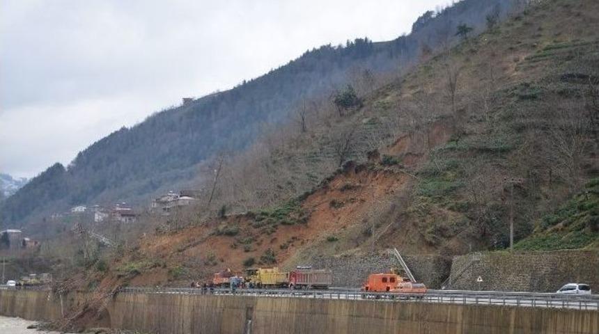 Of-&ccedil;aykara Karayolu&rsquo;ndaki Heyelan