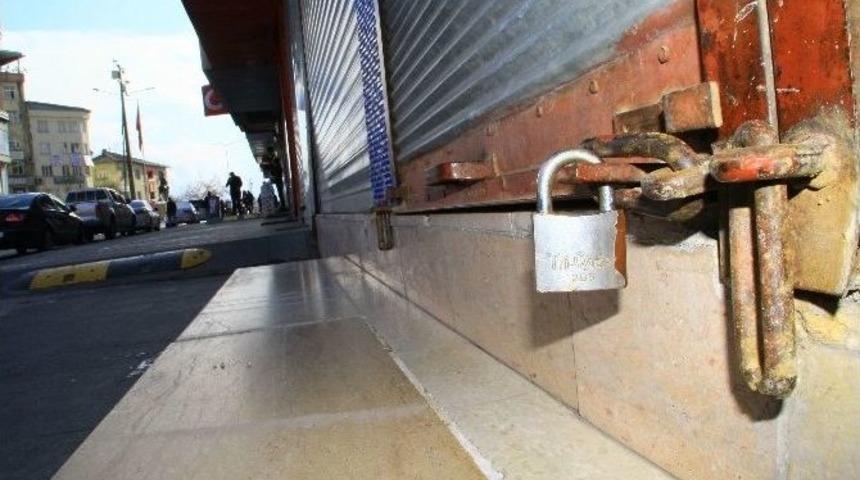 Hakkari&rsquo;de Kepenkler A&ccedil;ılmadı