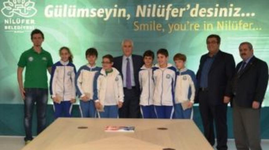 Yüzücüler Başarılarını Bozbey İle Paylaştı