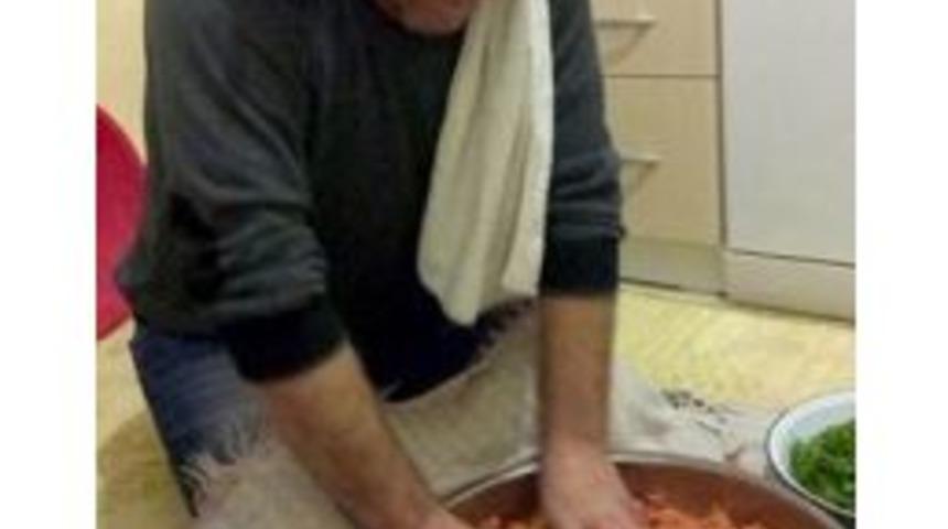 Muhtardan Vatandaşlara &Ccedil;iğ K&ouml;fte İkramı