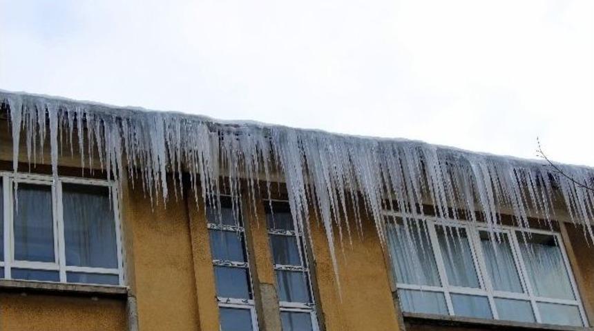 Buz Sarkıtları Tehlike Sa&ccedil;ıyor