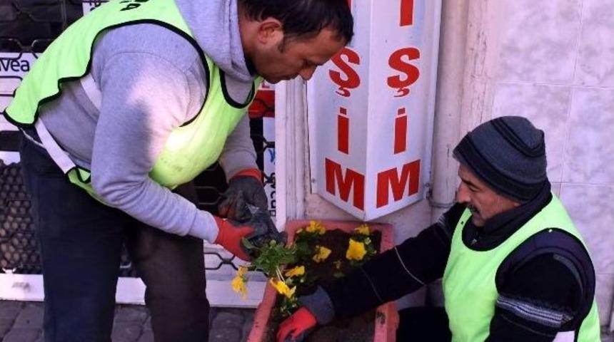 Sevgi Yolu &Ccedil;i&ccedil;eklerle Donatılıyor