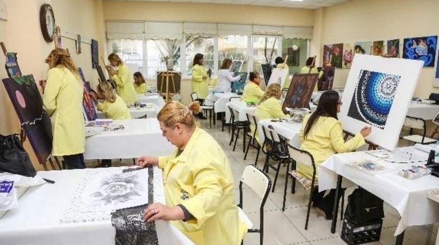 Şehitkamil&rsquo;deki Bayanlar Resim Yaparak Stres Atıyor