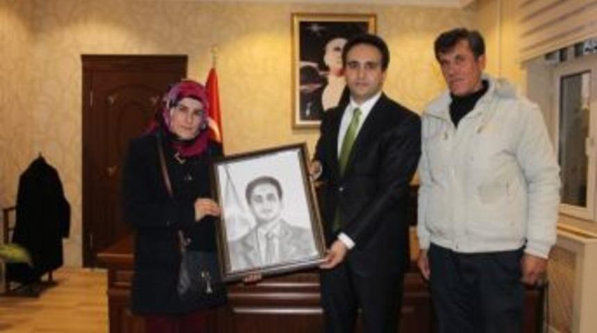 &Ouml;ğrenciden Kaymakama Kara Kalem Resim Hediyesi