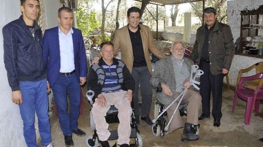 Turgay Gen&ccedil;&rsquo;ten Tekerlekli Sandalye Hediyesi