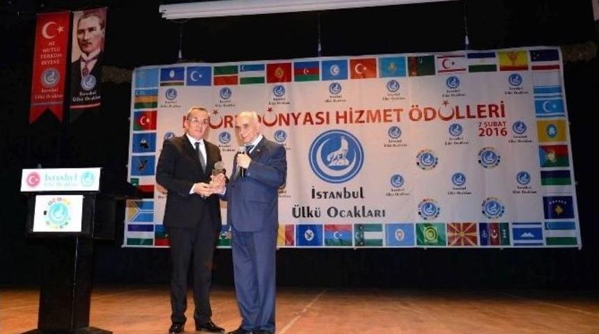 Emektar Gazeteci Sallı&rsquo;ya T&uuml;rk D&uuml;nyası Hizmet &Ouml;d&uuml;l&uuml;