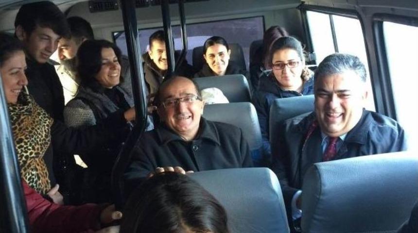 Başkan &Ouml;zg&uuml;ven, Minib&uuml;se Binerek Seyahat Etti