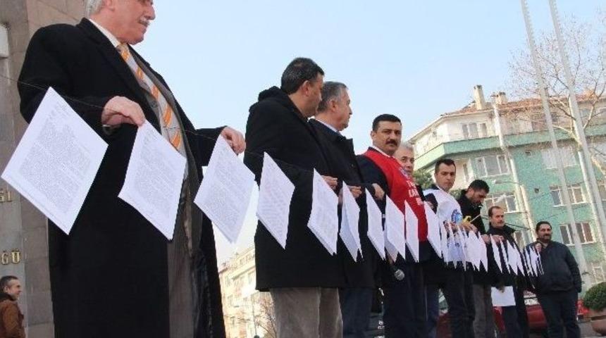 Mahkeme Kararlarını Milli Eğitim &Ouml;n&uuml;nde Ateşe Verdiler