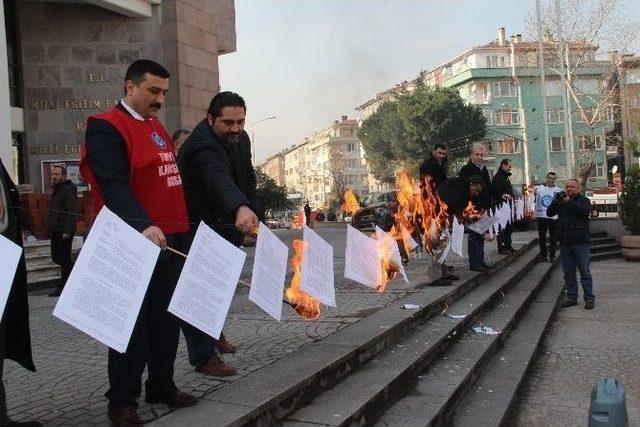 Mahkeme Kararlarını Milli Eğitim Önünde Ateşe Verdiler