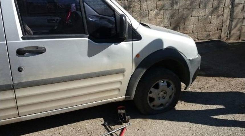 Park Halindeki Otomobillerin Lastikleri Kesildi