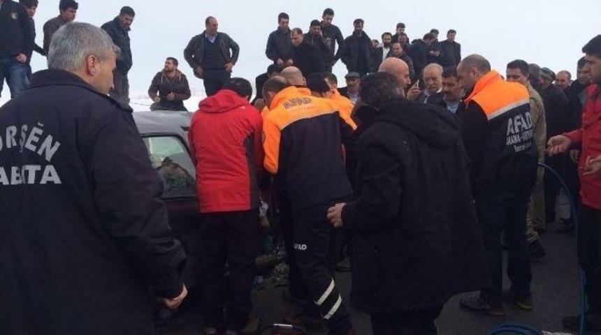 Otomobille Minib&uuml;s &Ccedil;arpıştı: 3 &Ouml;l&uuml;, 1 Yaralı