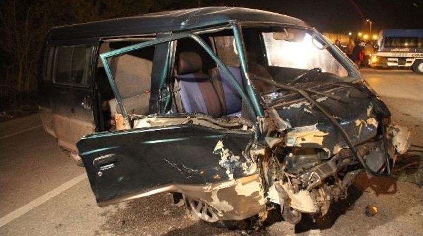 Otomobil İle Minib&uuml;s &Ccedil;arpıştı: 3 Yaralı