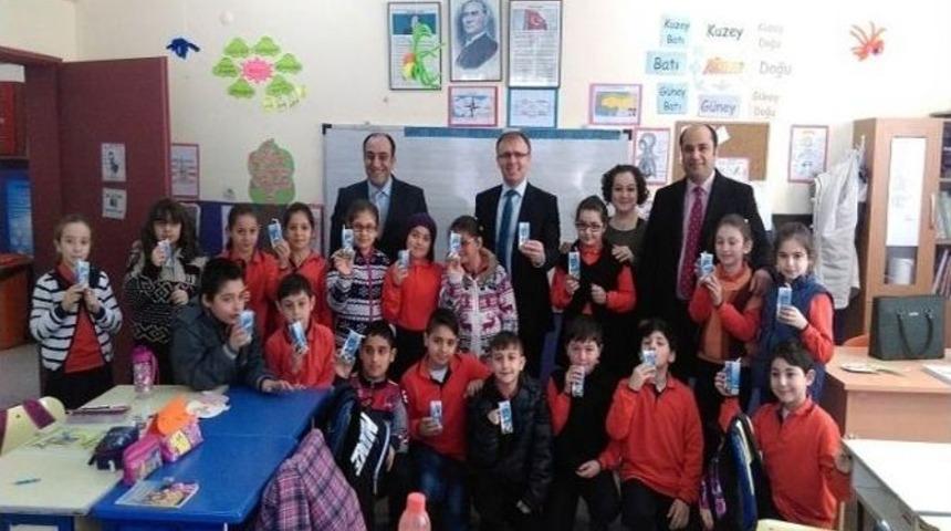 &Ccedil;ınarcık&rsquo;ta &Ouml;ğrencilere S&uuml;t Dağıtıldı