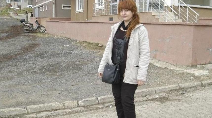 Kadın &Ouml;ğretmen, Okul Yolunda K&ouml;peklerin Saldırısına Uğradı