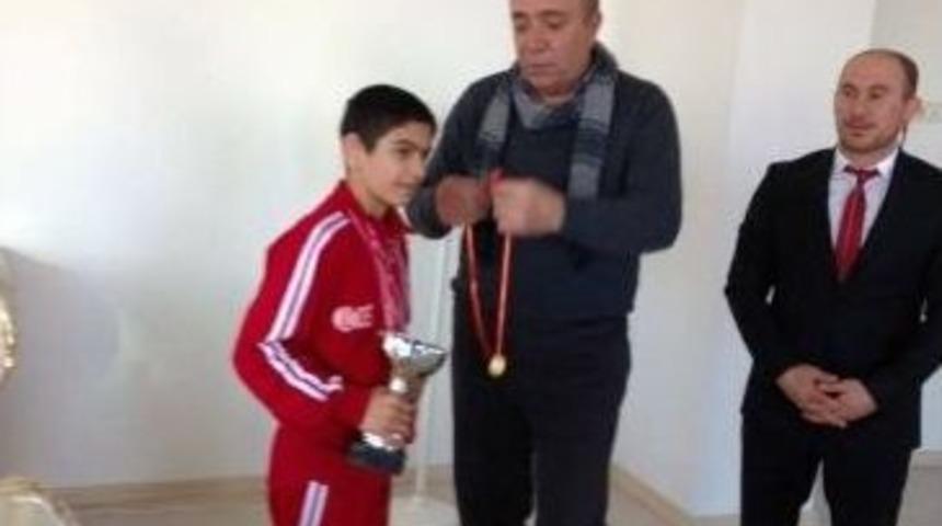 Şampiyon G&uuml;reş&ccedil;iye Başkan Kılı&ccedil;&rsquo;tan Altın Hediye