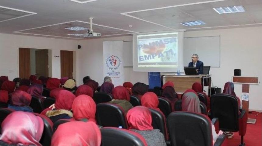 Eğitimci Yazar İhsan &Uuml;nl&uuml; Gen&ccedil;lerle Biraraya Geldi