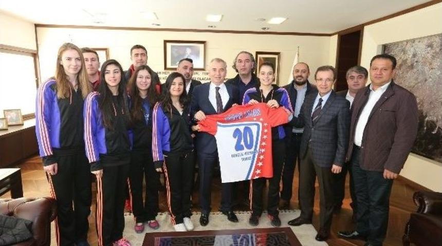 B&uuml;y&uuml;kşehir Belediyesi&rsquo;nin Spora Desteği S&uuml;r&uuml;yor