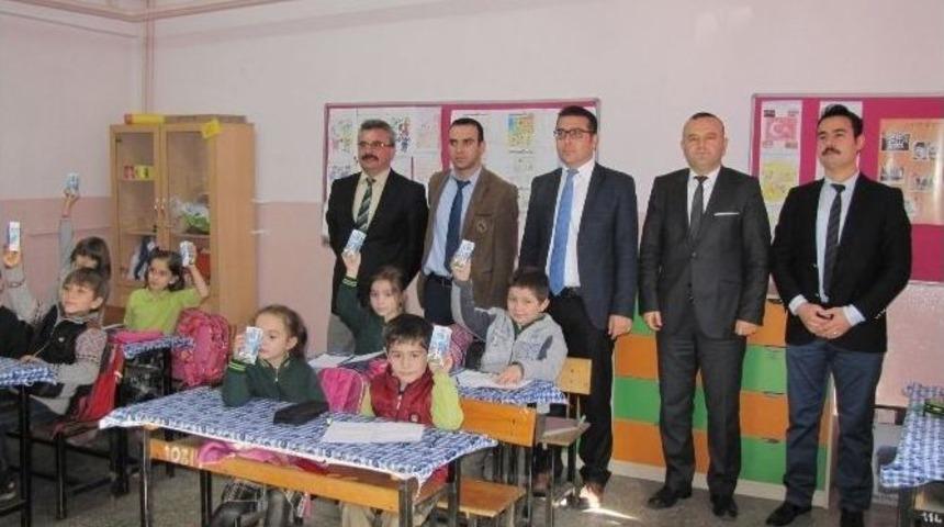 Kaymakam &Ouml;ğrencilere Okul S&uuml;t&uuml; Dağıttı