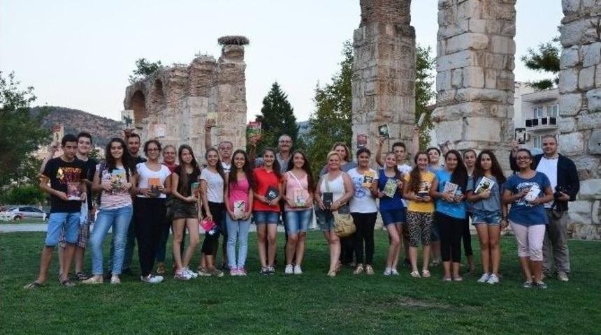 Kitap Okuyana &Ccedil;ay Belediyeden