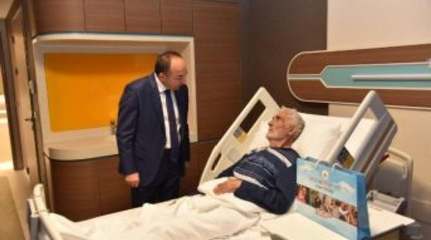 Başkan &Uuml;z&uuml;lmez, Hastalara Moral Veriyor