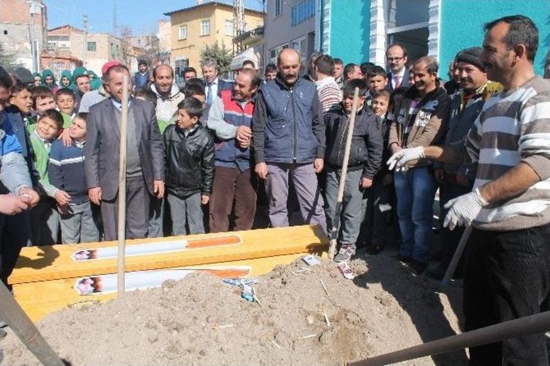 Sigaralarını Tabuta Koyup G&ouml;md&uuml;ler