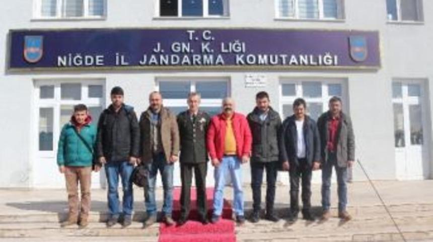 Gazetecilerden Alay Komutanına Ziyaret