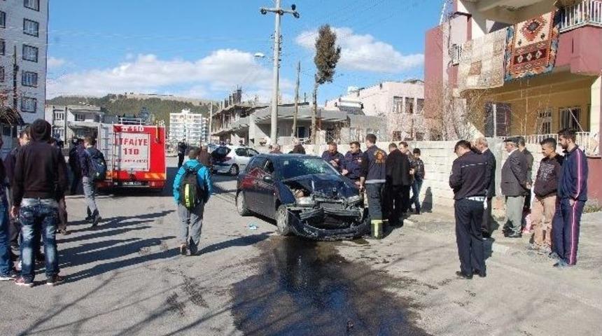 İki Otomobil &Ccedil;arpıştı: 2 Yaralı