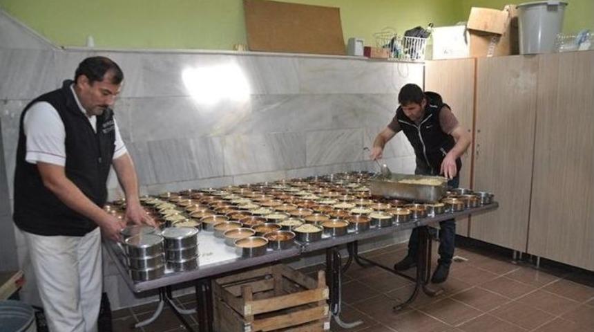 Sandıklı&rsquo;da İhtiya&ccedil; Sahibi Ailelere Her G&uuml;n Sıcak Yemek Dağıtılıyor