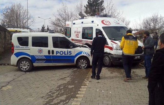 Ambulans İle Polis Aracı Çarpıştı