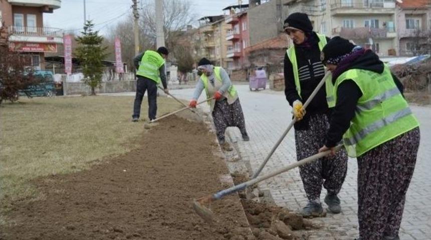 Tavşanlı&rsquo;daki Parklarda Bakım &Ccedil;alışmaları