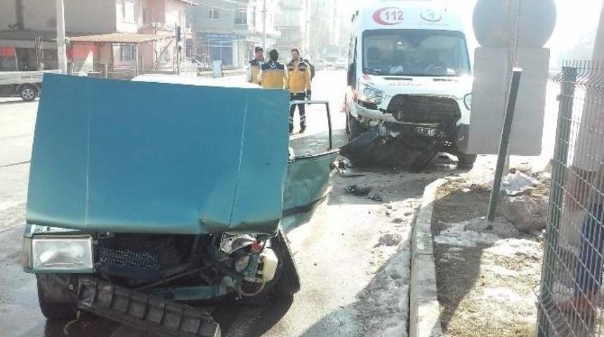 Otomobille Ambulans &Ccedil;arpıştı: 4 Yaralı