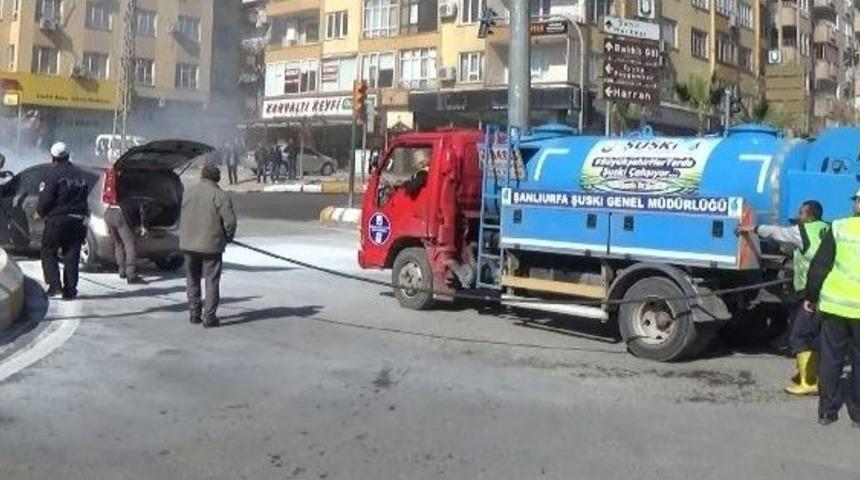 Yanan Otomobili Belediye &Ccedil;alışanları S&ouml;nd&uuml;rd&uuml;