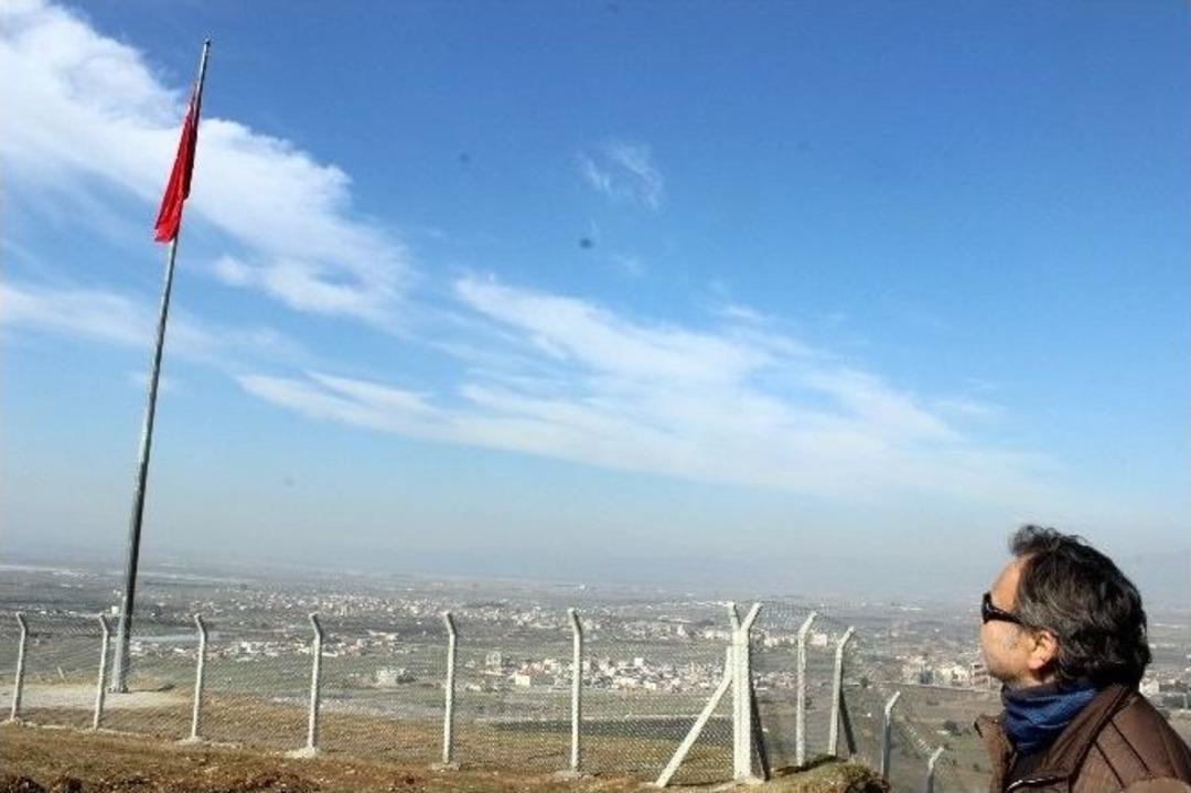 Tepeye Dev T&uuml;rk Bayrağı Asıldı