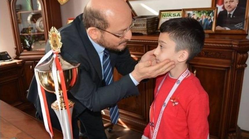 Minik Şampiyon Başkan Özcan’ı Ziyaret Etti