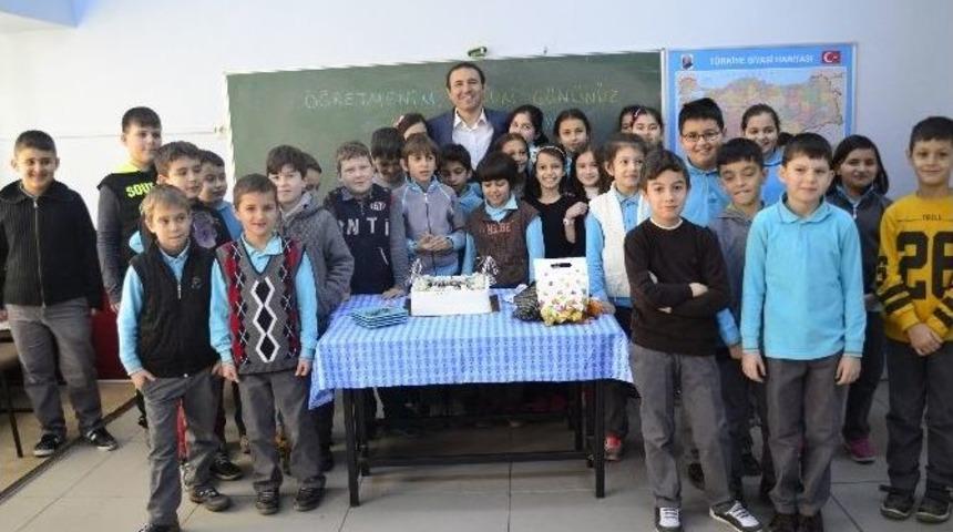 &Ouml;ğrenciler &Ouml;ğretmenlerine Doğum G&uuml;n&uuml; S&uuml;rprizi Yaptı