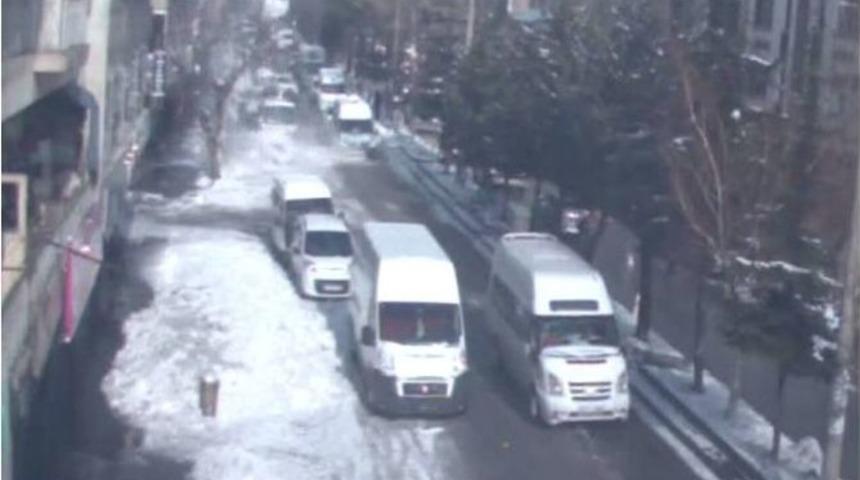 Bir Kişinin &Ouml;l&uuml;m&uuml;ne Neden Olan Karların &Ccedil;atıdan D&uuml;şme Anı Kamerada