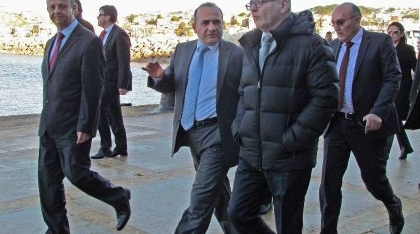 &Ccedil;ek Bakan Sığınmacılar İ&ccedil;in &Ccedil;eşme&rsquo;de