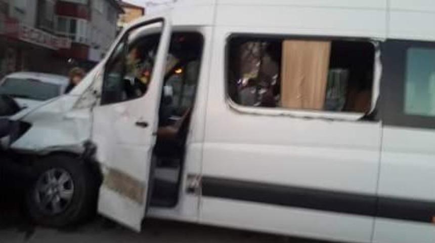 Ak Partililerin Bulunduğu Minib&uuml;s &Ccedil;ankırı&rsquo;da Kaza Yaptı