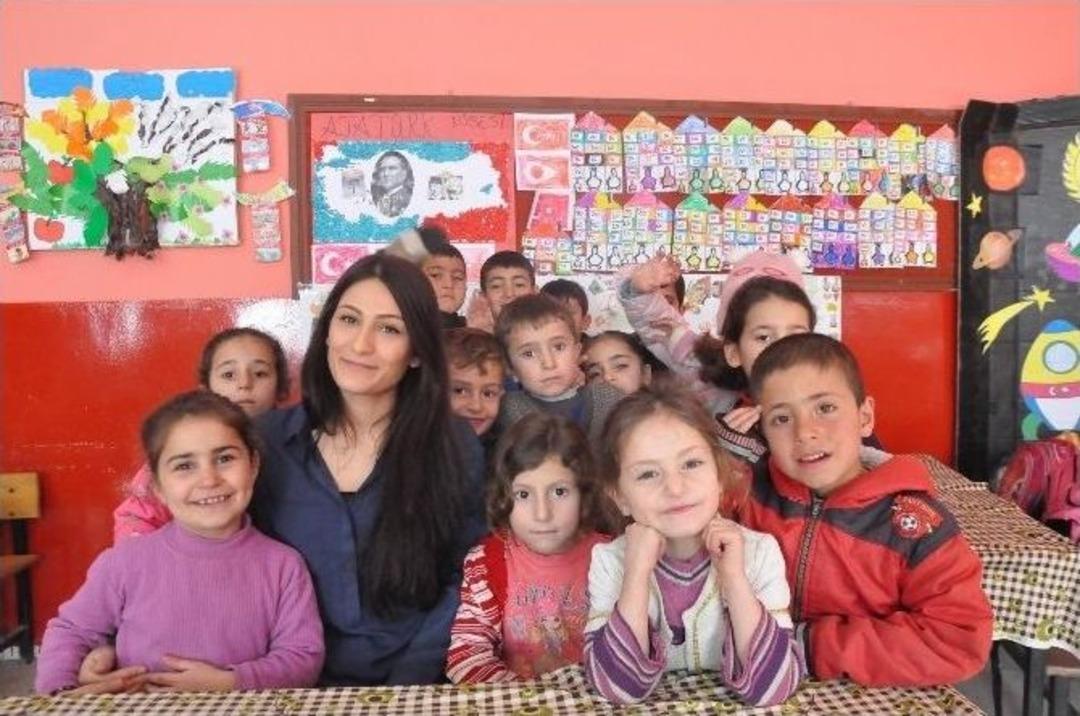 H&uuml;lya &Ouml;ğretmenin Bitlis Kids&rsquo;i Sosyal Medyada Fenomen Oldu