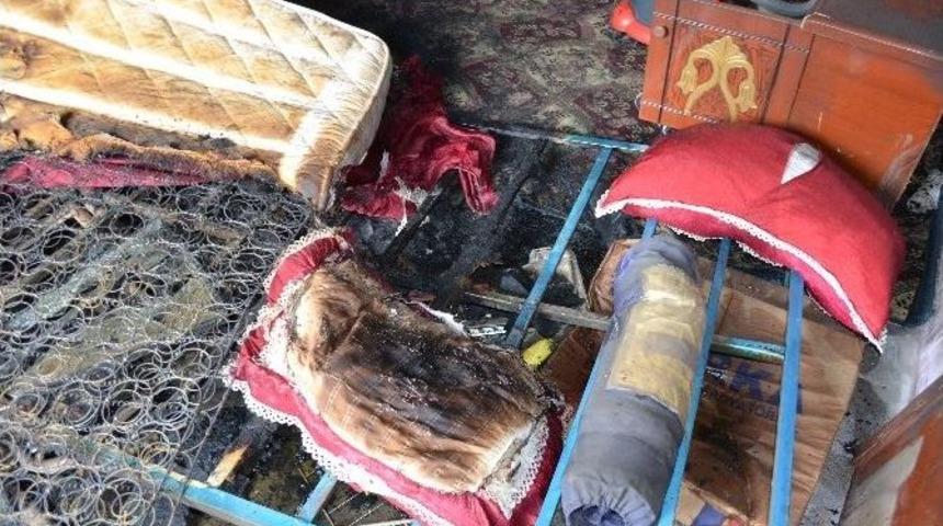 İnşaatlarda Kazandığı Para Yangında K&uuml;l Oldu