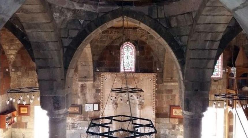 Tarihi Tuğrul Bey Camisi Definecilerin Hedefi Oldu