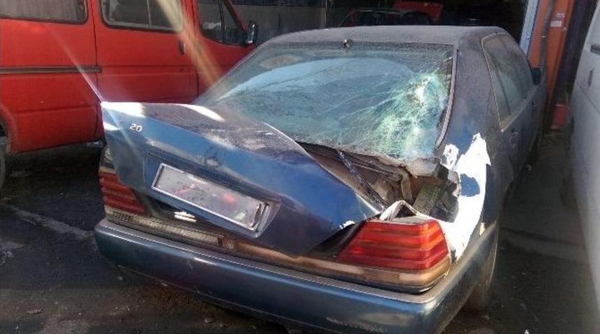 G&ouml;ky&uuml;z&uuml;nden D&uuml;şen Buz K&uuml;tlesi Arabayı Par&ccedil;aladı