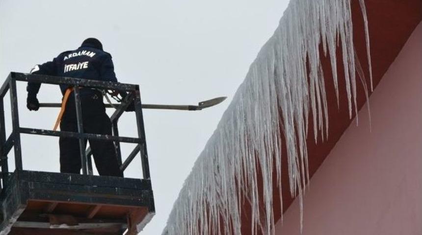 Ardahan Belediyesi Ekipleri Kar Ve Buz Temizliğini Sürdürüyor