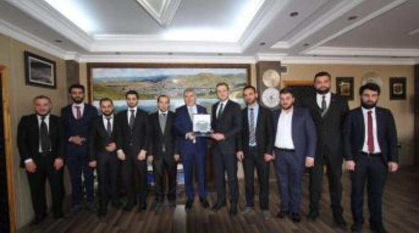 Belediye Başkanı Memiş&rsquo;e Ş&uuml;kran Plaketi