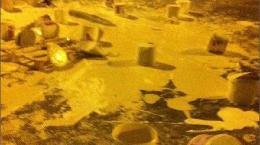 Boya Kutuları Yola D&ouml;k&uuml;ld&uuml;