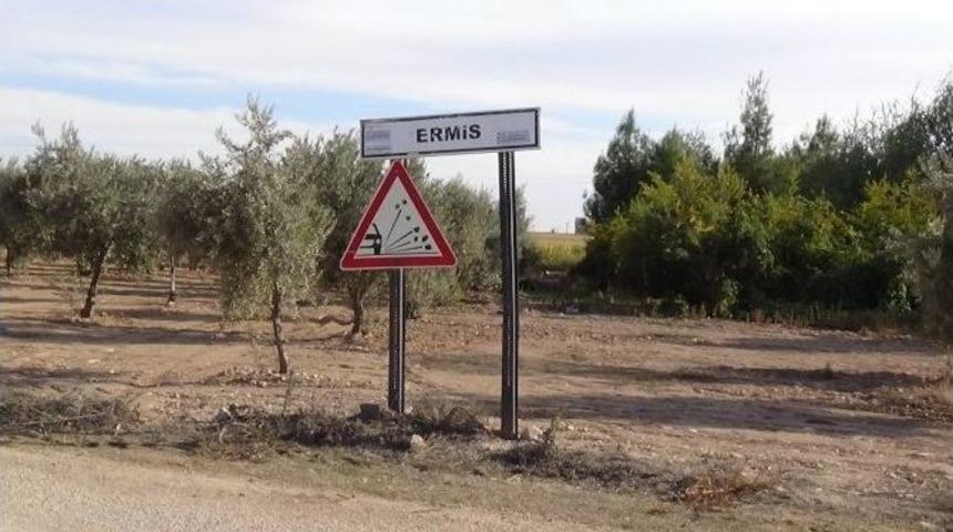 Suriye Sınırında 4 Adet Canlı Bomba Yeleği Ve 15 Kilo Patlayıcı Ele Ge&ccedil;irildi